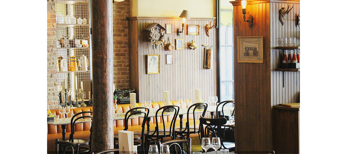 Chaises en bois, déco en céramique, murs en pierre