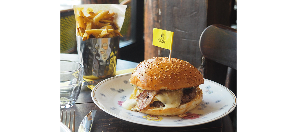 Plat de burger et frite du restaurant Mamie Burger