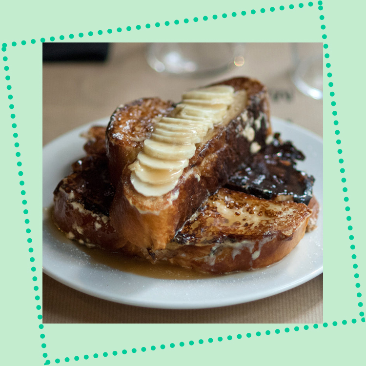 Un pain brioché de boulanger pimpé de banane et sauce toffee caramel au beurre salé