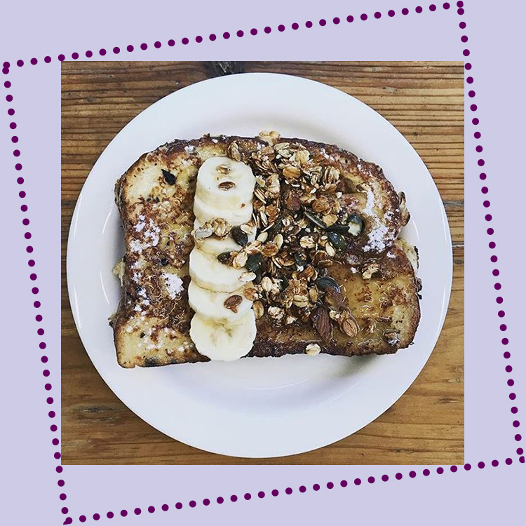 L’Hokkaido milk bread avec granola maison, des fruits de saison et sirop de maïs