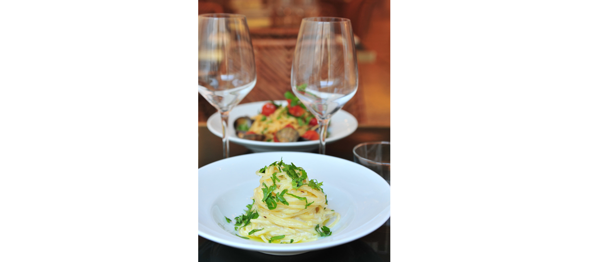 Dishes of scaloppine al limone, the spaghettata di mezzanotte in the heart of burrata, lemon and pepper of Supernova restaurant