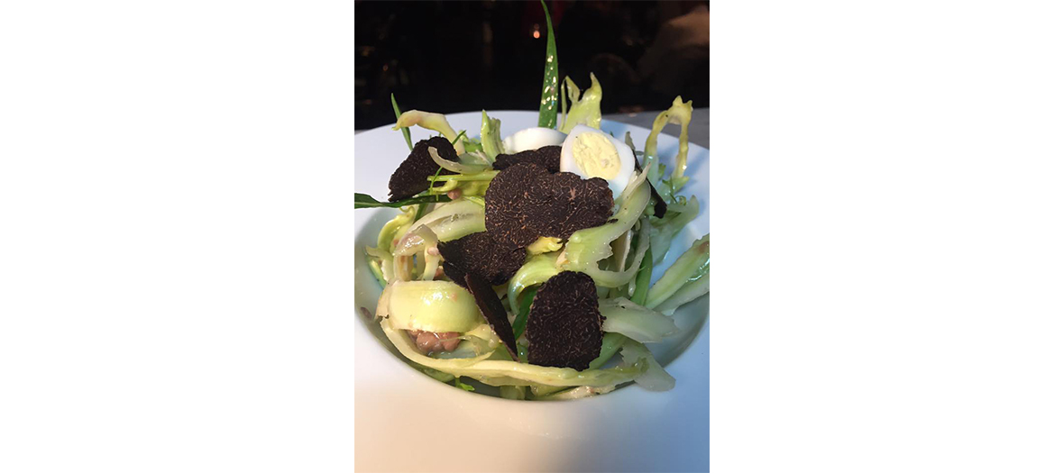 Plat de fleurs de courgettes farcies à la chair de crabe et aux oeufs durs