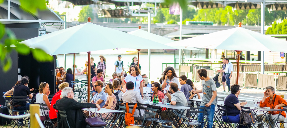 La Mer A Boire terrace with the food truck