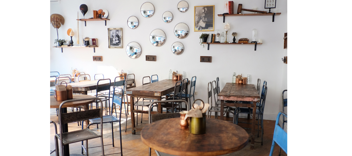 Inside dinning room of Oyster Club in Paris