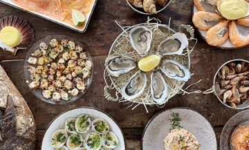 Plateau de fruits de mer avec des huitres à l'Oyster club à Paris