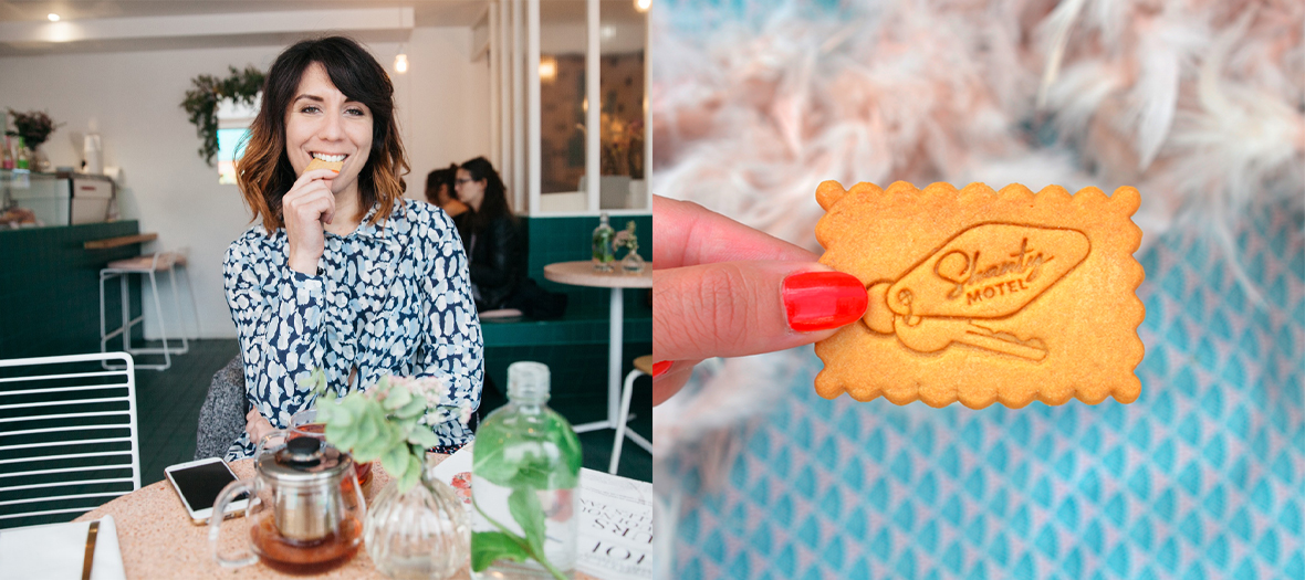 Shanty Baehrel mangeant un Biscuit Personnalisé au pop-up store en plein cœur du Marais à Paris