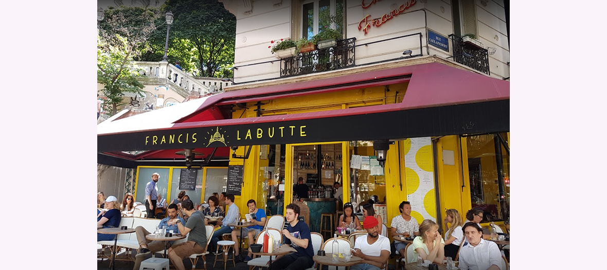 Personne en train de boire un verre sur la terrasse du Francis La Butte