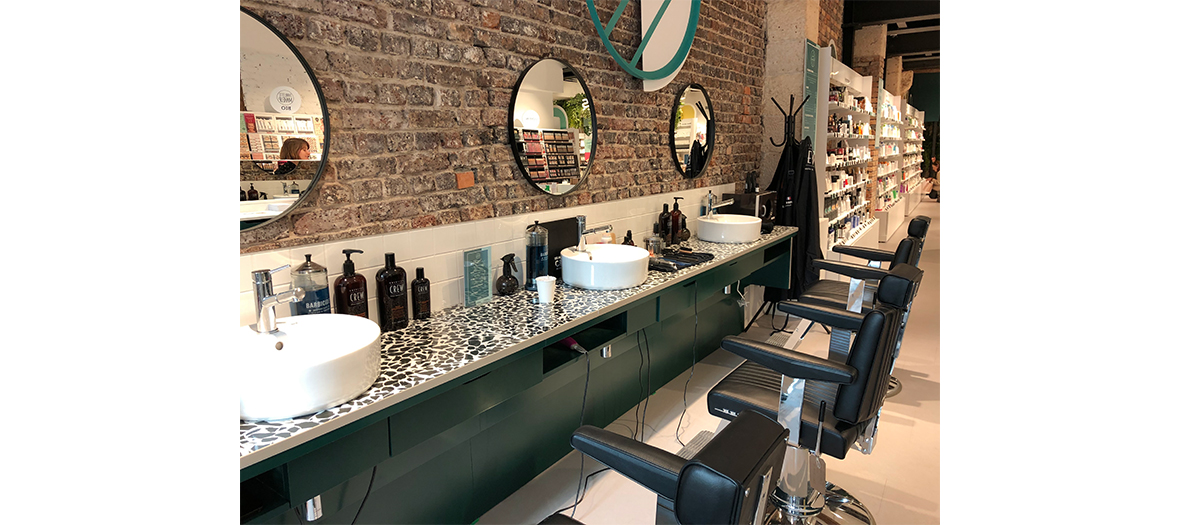 a nail bar, a barber signed La Barbe de Papa, a hairdressing space and beauty cabins are available throughout the store