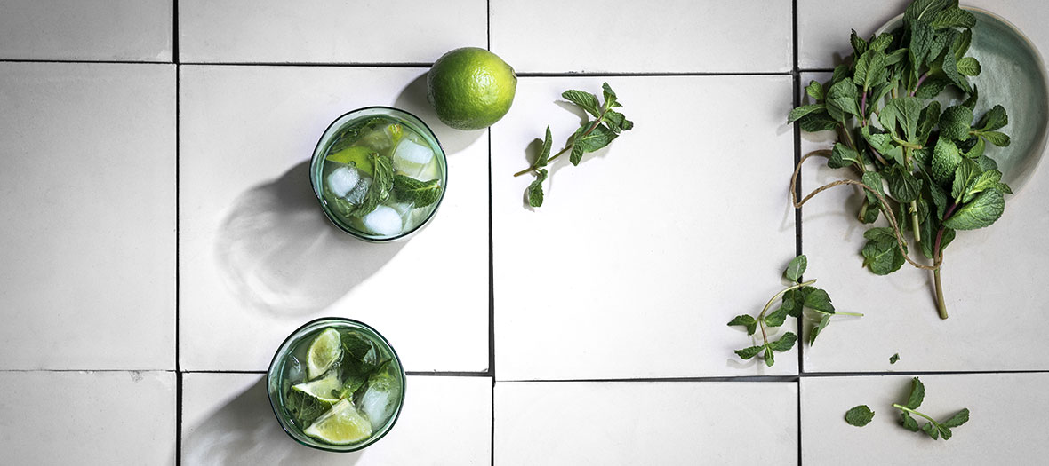 Ingrédients pour un mojito virgin, sucre de canne, citron vert et menthe