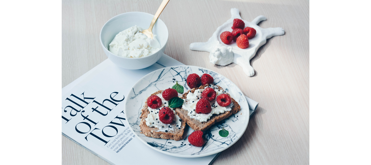 kit de survie incluant fruits frais fromage blanc, yaourt brebis ou chèvres et tous les oléagineux