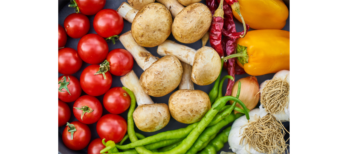 Assortiment de tomates, petits pois, champignons et poivron