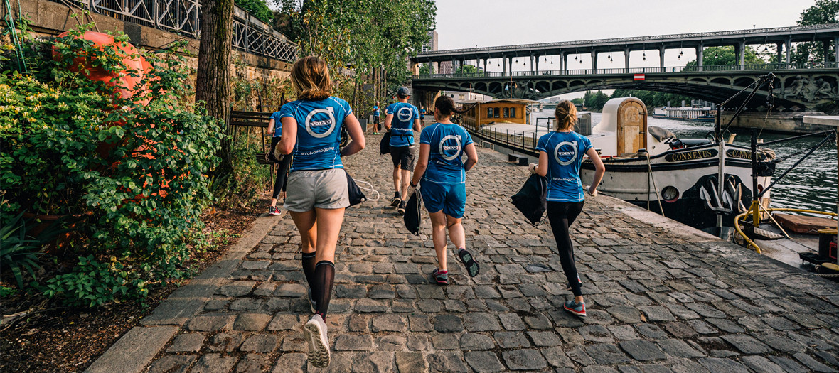 Plogging session along the Seine in Paris