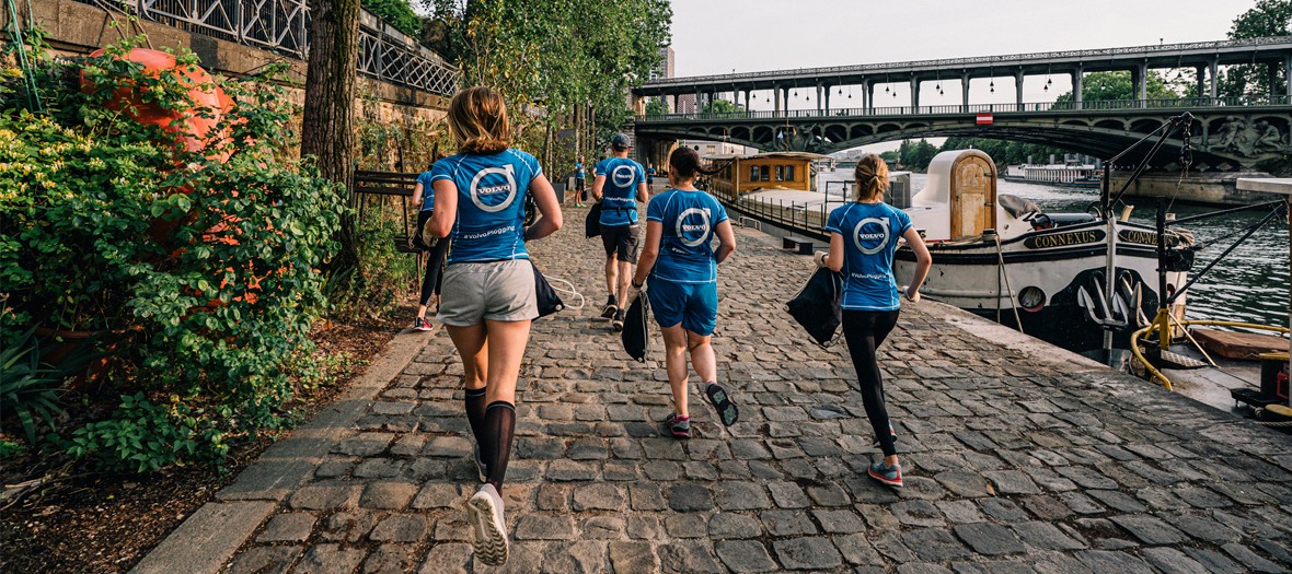 Séance de plogging le long de la Seine à Paris