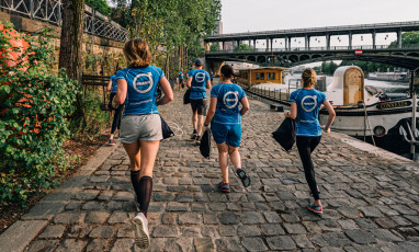 Plogging session along the Seine in Paris