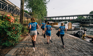 Séance de plogging le long de la Seine à Paris