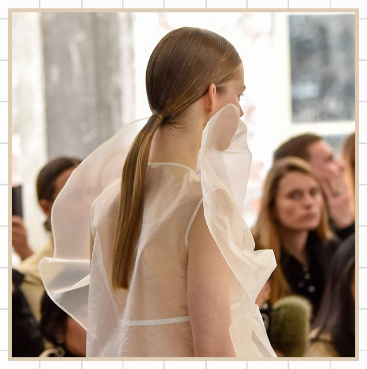 La Coiffure Queue de Cheval des défilés chez Nina Ricci,Victoria Beckham, Balmain, Jacquemus, Stella McCartney, Prada à Paris