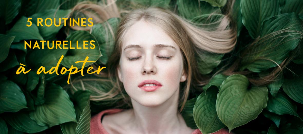 Jeune fille avec une peau nette au milieu des feuilles