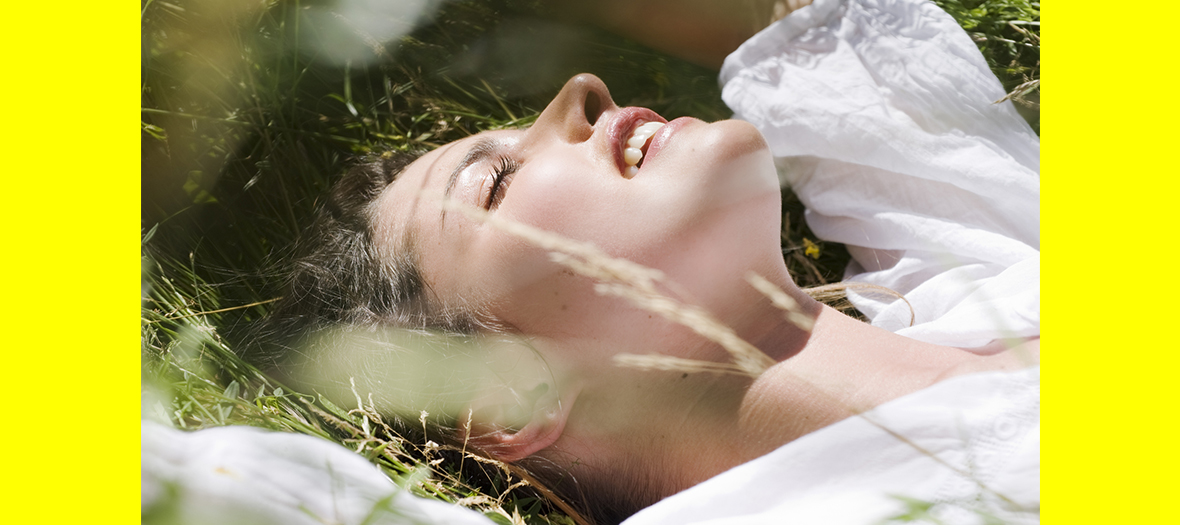 peau eclatante et jeune grace aux formules des soins anti age et boosters d'eclat