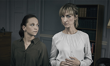 Katherine Kelly et Molly Windsor dans la série Obsession sur France 2