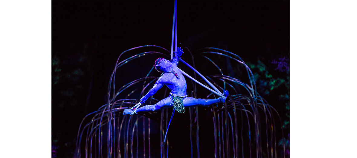 Acrobates in suspension on the stage of Toruk show