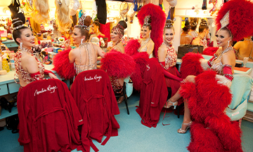 Les Danceuses du Moulin Rouge dans la cabine de preparation