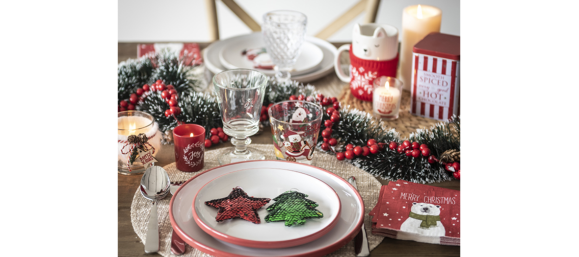 Collection noel tradition de chez maison du monde avec un set de 3 bougies de Noël, le grand retour du houx et des sachets de pommes de pin. 