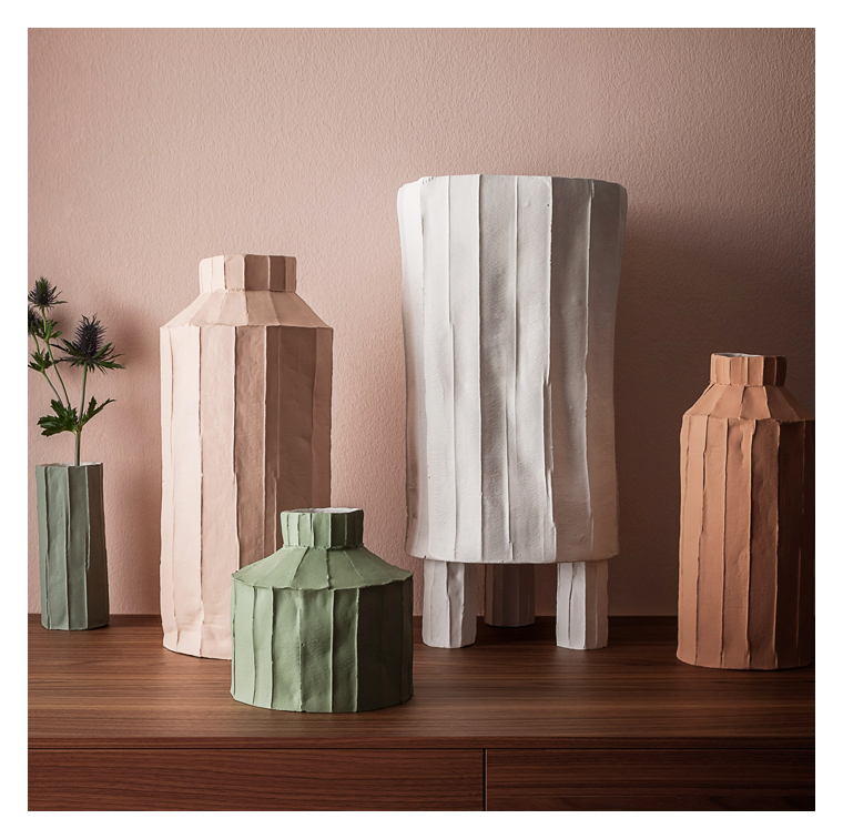 Les vases faits mains avec de l'argile et de pâte de papier de Paola Paronetto