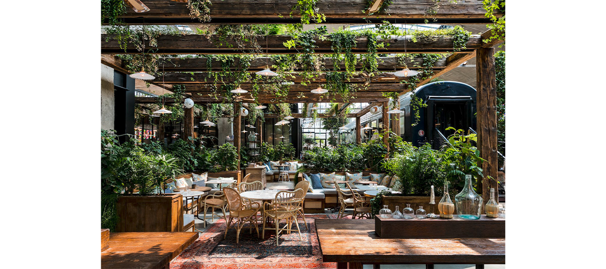 La mezzanine végétale façon terrasse avec des marguerites, des feuilles d’érable, des feuilles de ginkgo, de la dauphinelle, de la belle de nuit, du romarin, des fougères