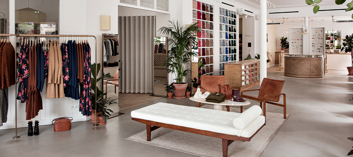 Décoration du concept store Libre Service Sézane avec avec de beaux meubles en bois chinés par la patronne et sa team, le tout embelli de grandes plantes