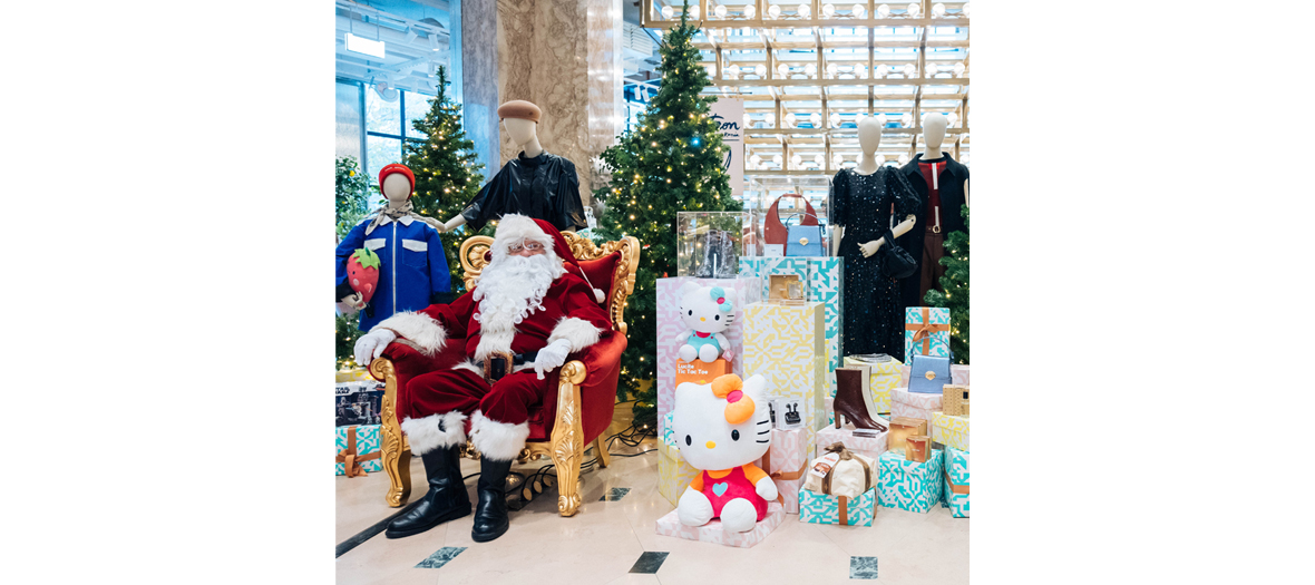 Décoration du pop-up Hello Kitty avec le Père Noël pour les photos