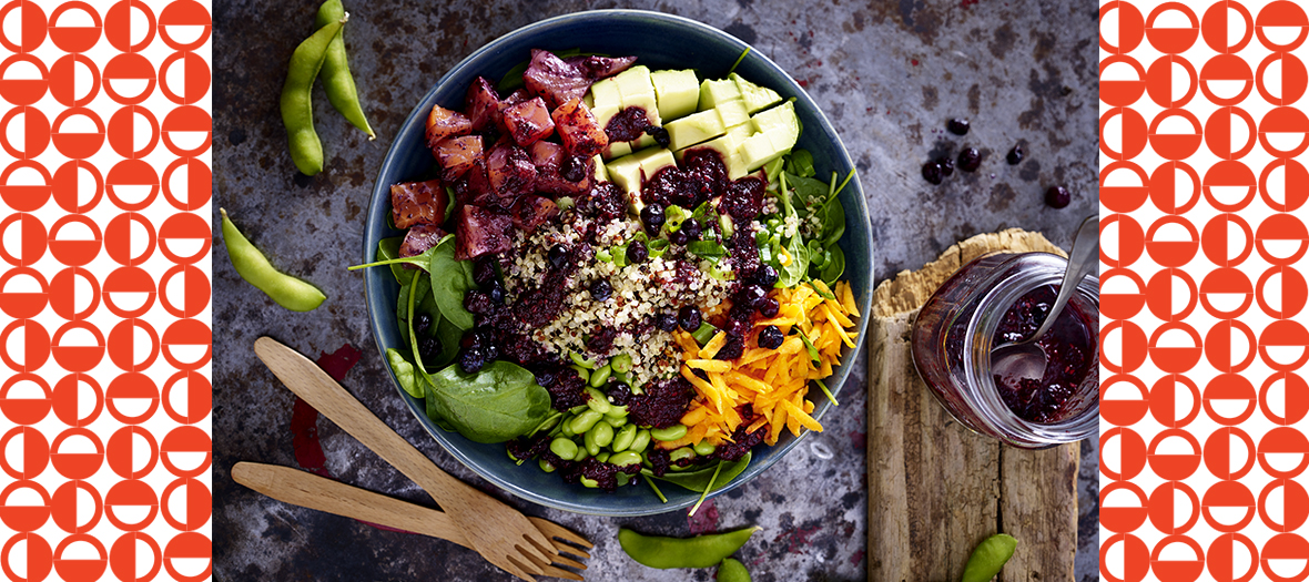 Recette poke bowl huile de sésame, myrtilles, saumon, carotte, épinards, avocat