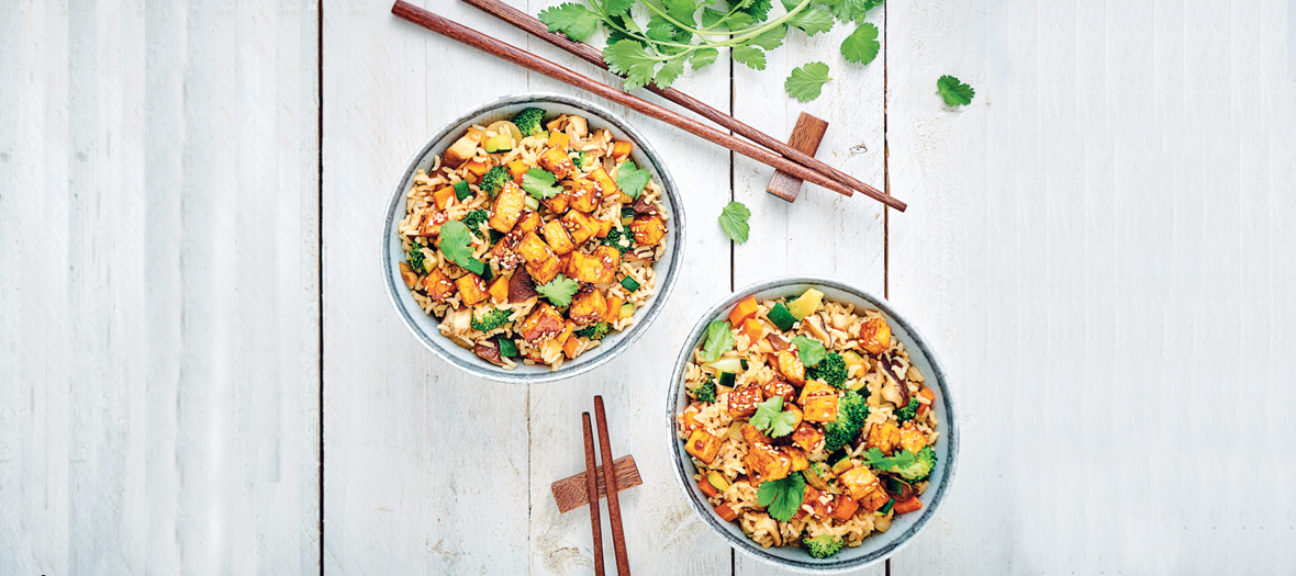 Bols de riz sauté au tofu, brocolis, oignons, courgettes et carottes