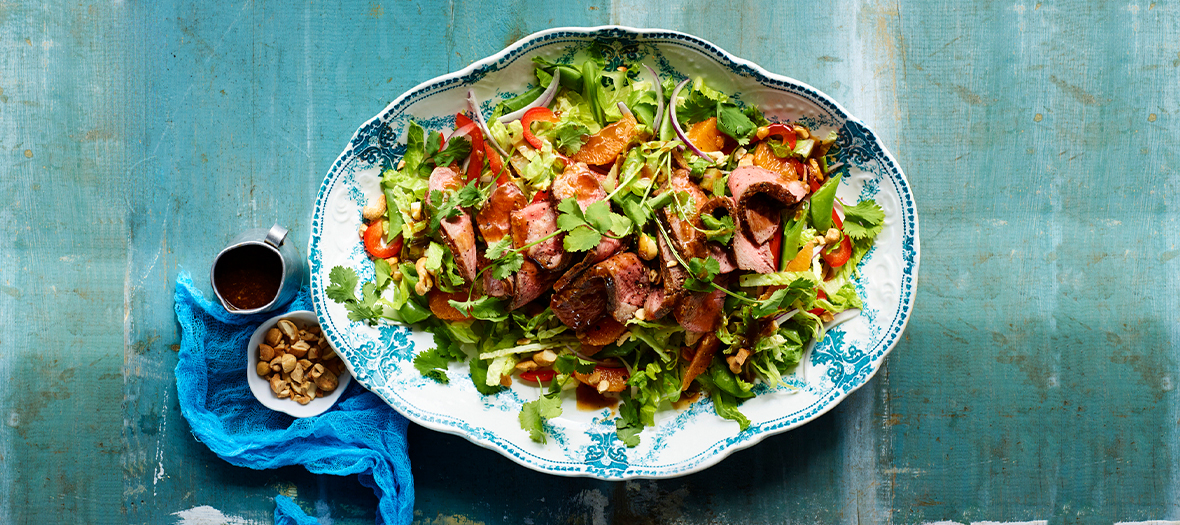 La salade thai simple avec du carpaccio de boeuf 