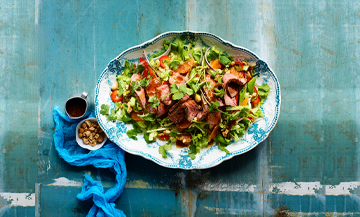 La salade thai simple avec du carpaccio de boeuf 