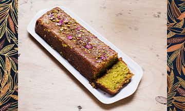 Le gâteau à la fleur d’oranger décoré par des boutons de roses séchées du Café Pimpin