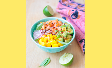 Recette de poke bowl au saumon, avocat, mangue et oignon rouge