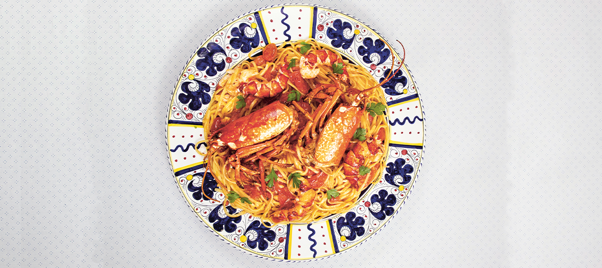 Plat de Linguine aux homard avec carotte, céleri, oignon, homards, huile d’olive, persil, tomates et le concentré de tomate