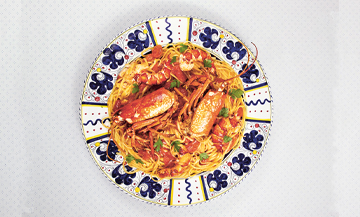 Plat de Linguine aux homard avec carotte, céleri, oignon, homards, huile d’olive, persil, tomates et le concentré de tomate