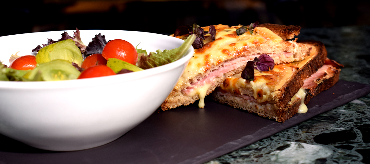 Le Croque Monsieur au jambon à la truffe et gruyère râpé et un bol de salade de la cheffe Juliette de l’Hôtel Parister