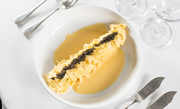 Plat tagliatelles au caviar avec parmesan, crème fraîche liquide 35% de matière grasse, caviar Alverta du chef Petrossian