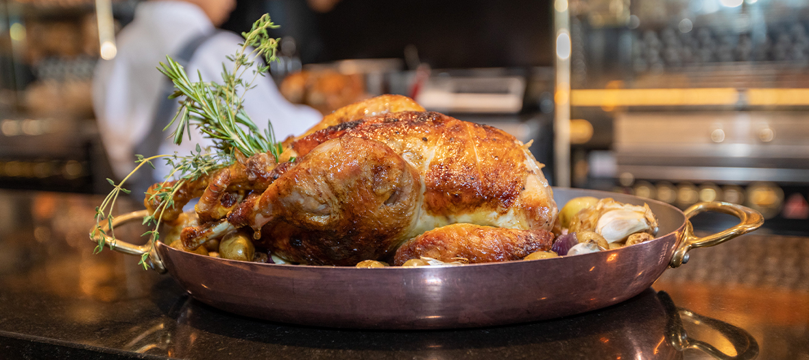 Le plat de Noel de la Rotisserie Gallopin avec une poularde, pommes de terre, carotte, poireaux, céleri, oignon, ail, chapelure, œufs, cognac, sel, foie gras, poitrine de porc, gorge de porc, bas carré de veau 