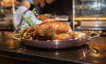 Le plat de Noel de la Rotisserie Gallopin avec une poularde, pommes de terre, carotte, poireaux, céleri, oignon, ail, chapelure, œufs, cognac, sel, foie gras, poitrine de porc, gorge de porc, bas carré de veau 