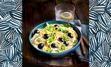 Plat de Spaghetti avec des olives noires, crème liquide, échalotes, zestes de citron