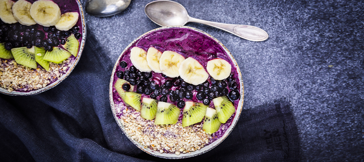 bowl detox avec banane, kiwi, myrtille et lait d'amande