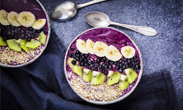 bowl detox avec banane, kiwi, myrtille et lait d'amande