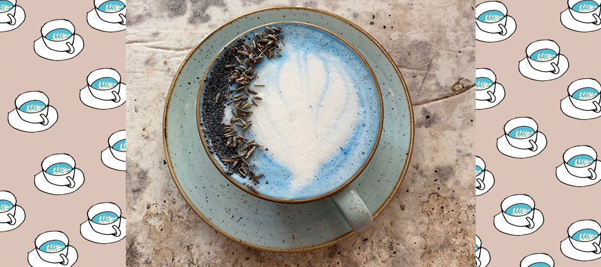 Le Blue Latte de la Maison Nomade avec Lait d’amande, Spiruline bleue, gousse de vanille et pétales de lavande