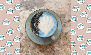 Le Blue Latte de la Maison Nomade avec Lait d’amande, Spiruline bleue, gousse de vanille et pétales de lavande