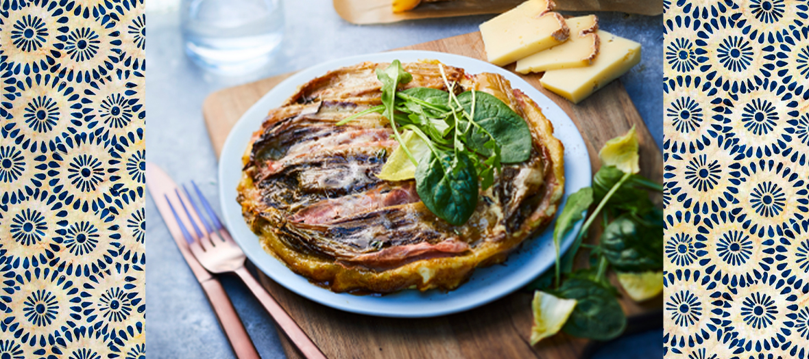 Plat de tarte salée aux endives, au jambon et au vacherin fribourgeois