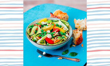 Recette de salade avec petits pois, courgettes, tomates, pignons de pin, feta