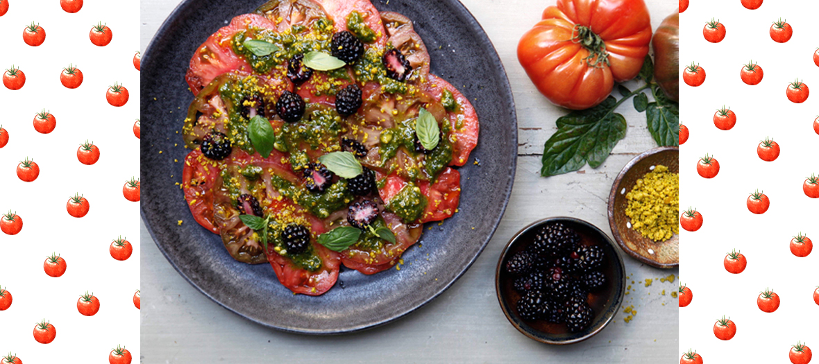 Une salade de tomates, de basilic, pistaches, fleur de sel et de poivre